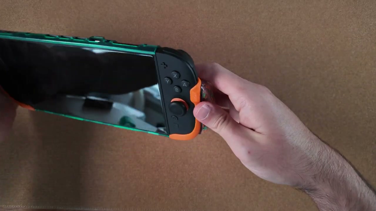 FissionGrip in Splatoon-Raiders-Optik an der Nintendo Switch 2 montiert
