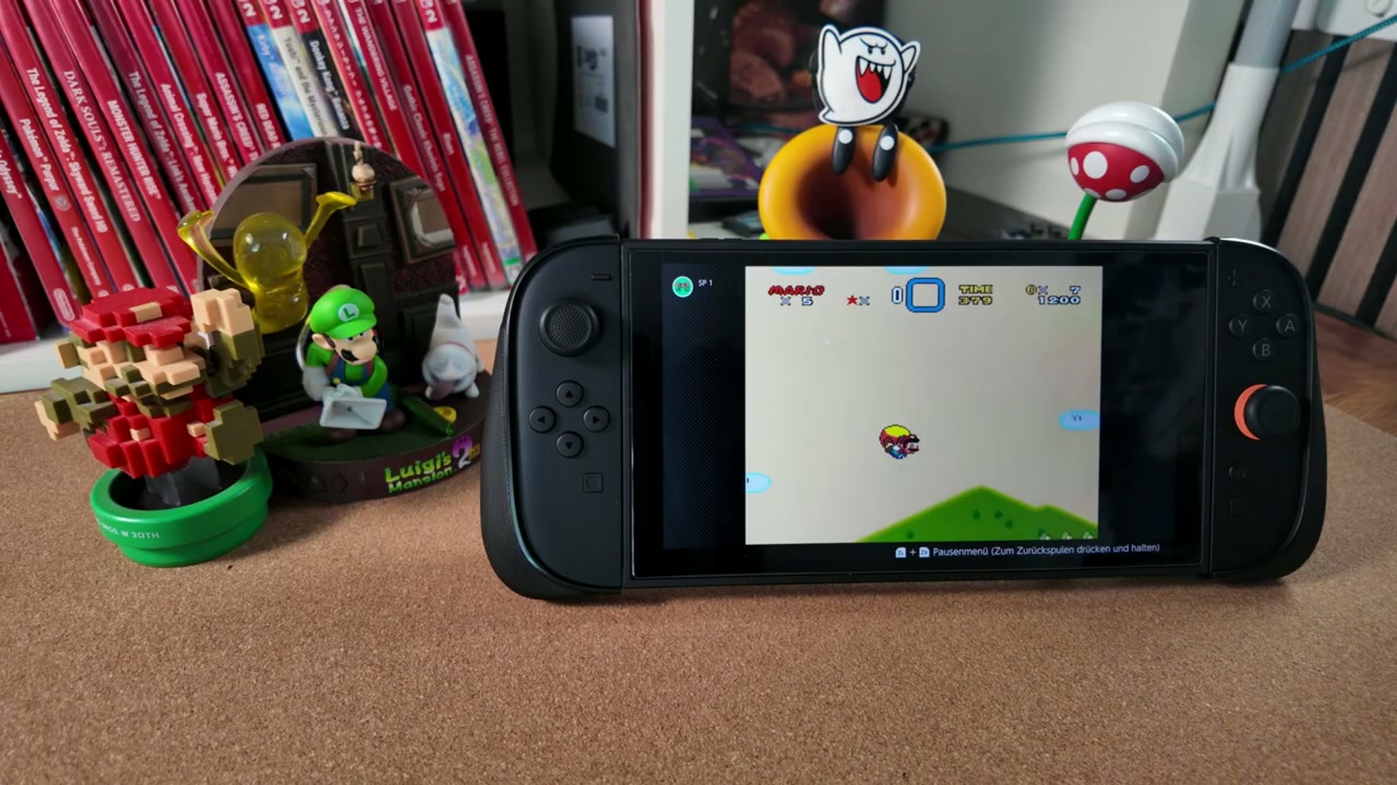 Nintendo Switch 2 mit Super Mario World vor Nintendo-Figuren