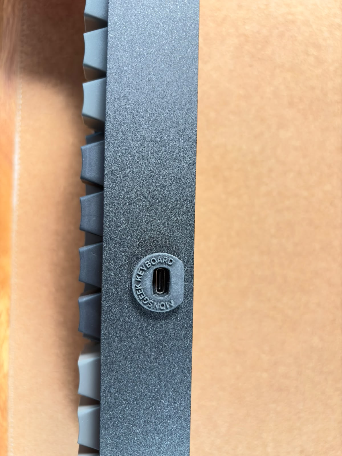 Sandgestrahltes und eloxiertes Aluminiumgehäuse der MonsGeek M1 V5 TMR mit USB-C-Anschluss