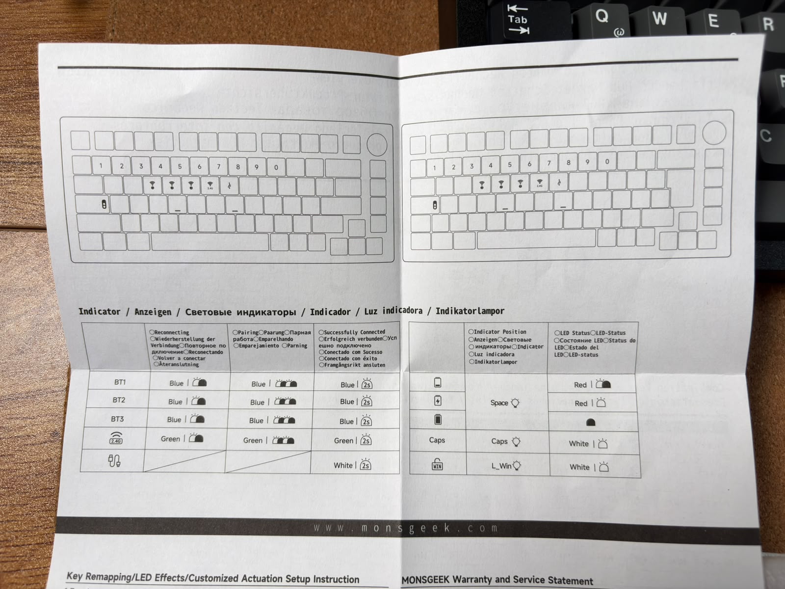 Das dünne, gefaltete Handbuch der MonsGeek M1 V5 TMR