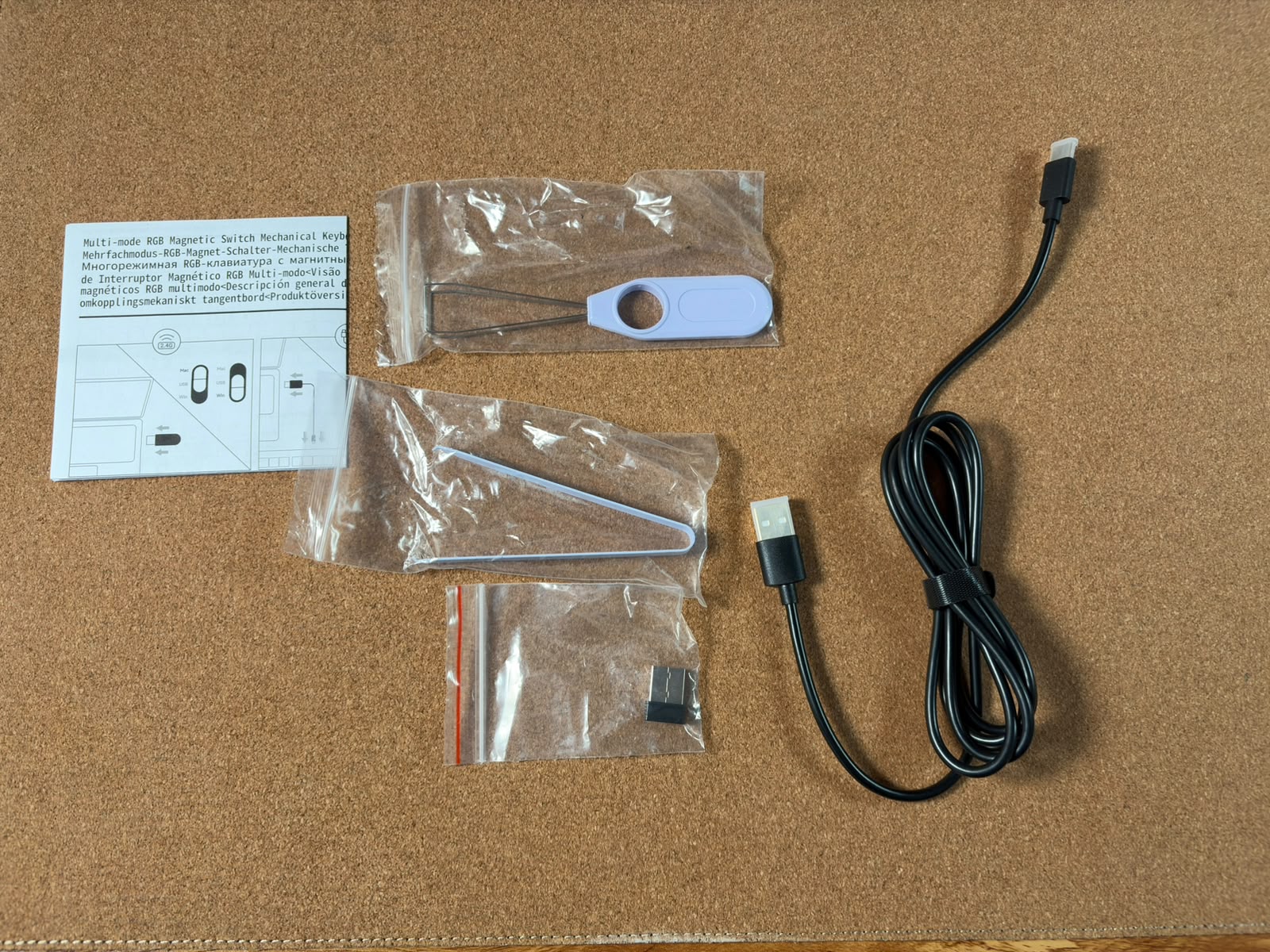 Lieferumfang der MonsGeek M1 V5 TMR mit Kabel, Abziehern und losem Dongle
