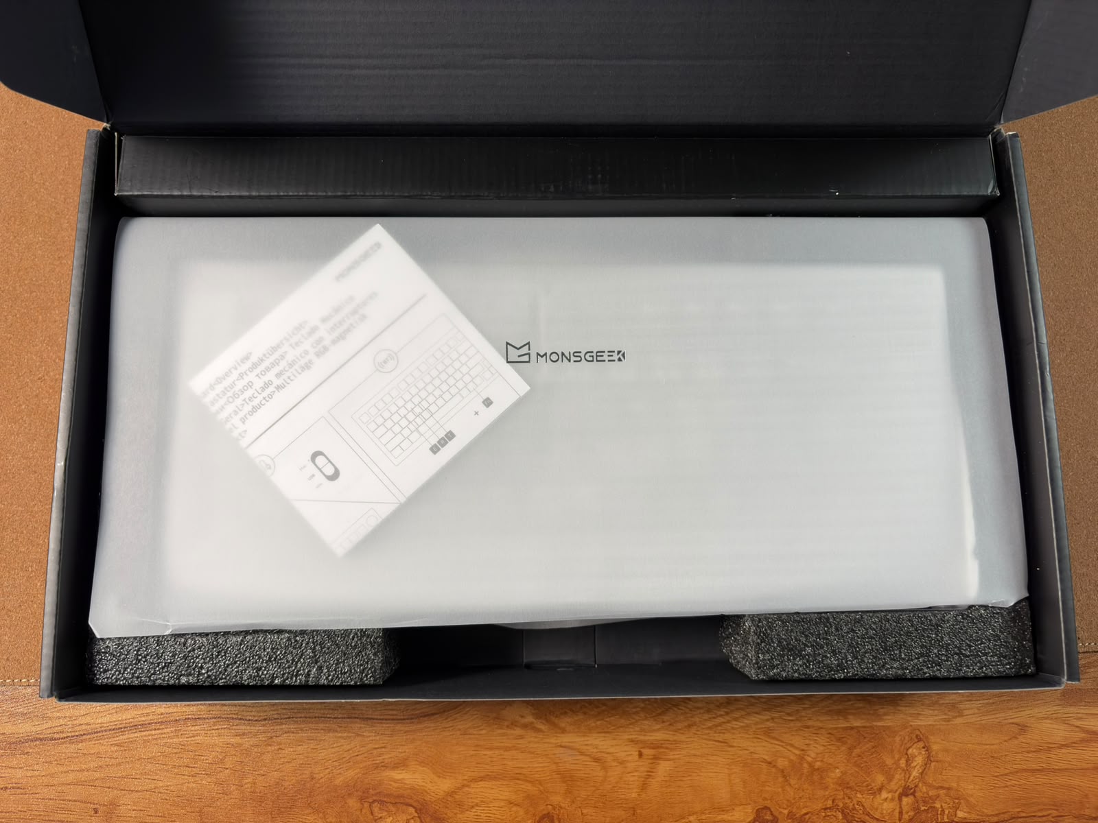 MonsGeek M1 V5 TMR im milchigen Papier mit Logo verpackt
