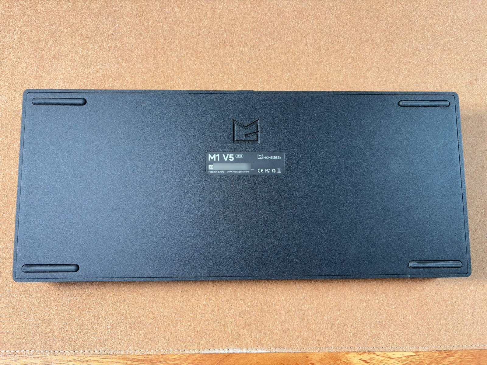Unterseite der MonsGeek M1 V5 TMR mit Gummifüßen und Typenschild