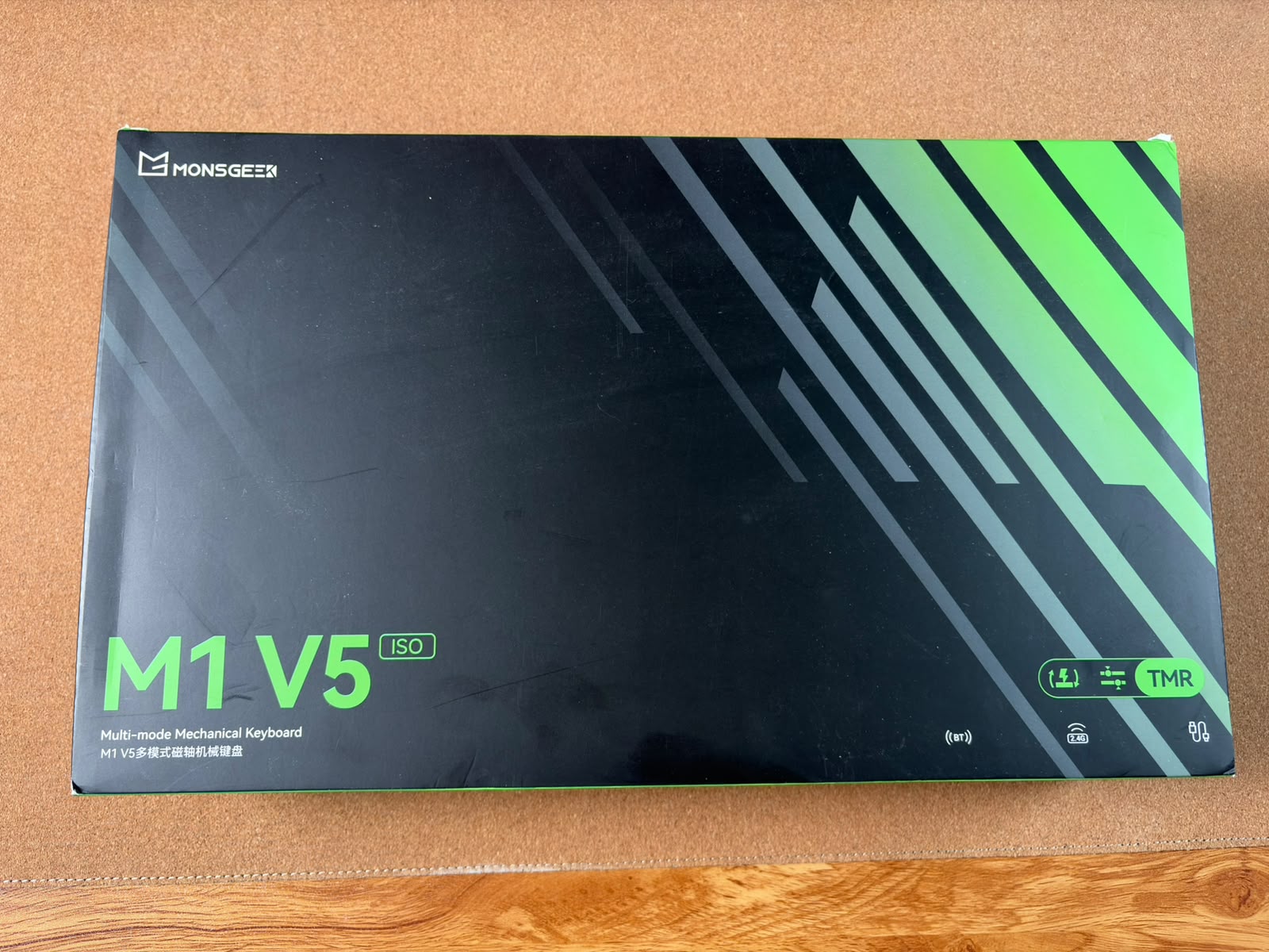 Verpackung der MonsGeek M1 V5 TMR mit ISO- und TMR-Kennzeichnung