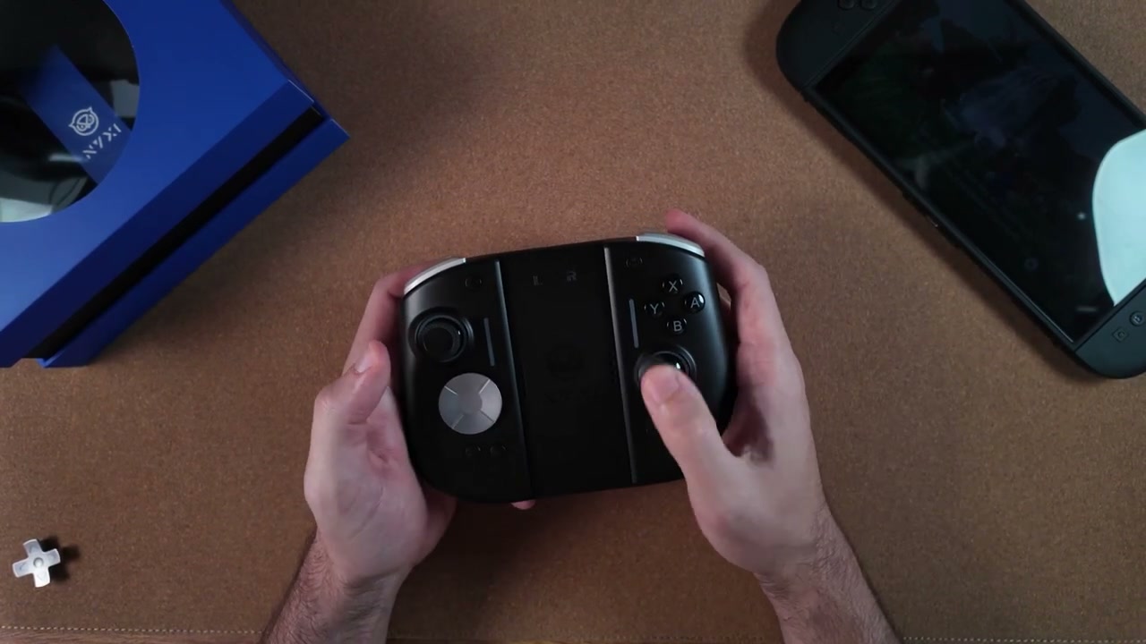 NYXI Hyperion 3 Ultra von vorne in der Hand