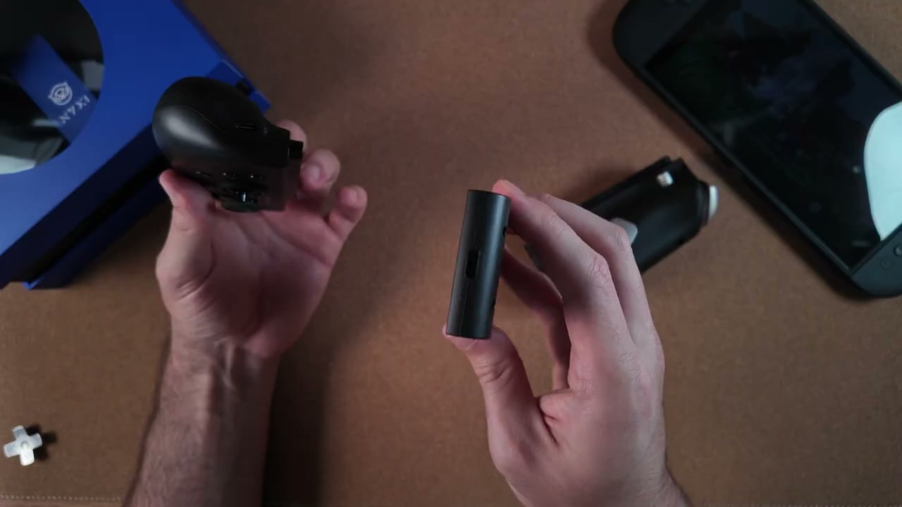 Getrennte Hälften des NYXI Hyperion 3 Ultra mit eigenem USB-C-Anschluss