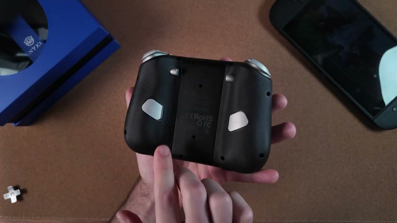 Rückseite des NYXI Hyperion 3 Ultra mit den zwei silbernen Zusatztasten