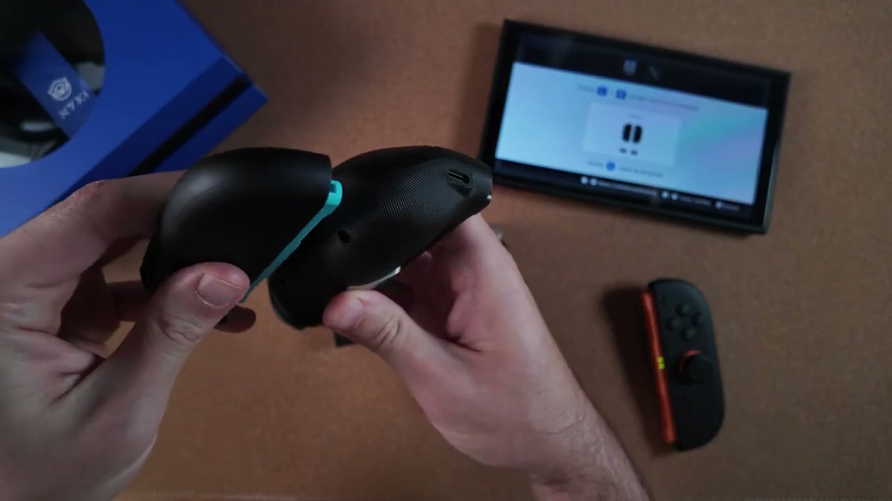 NYXI Hyperion 3 Ultra im Größenvergleich mit dem originalen Joy-Con
