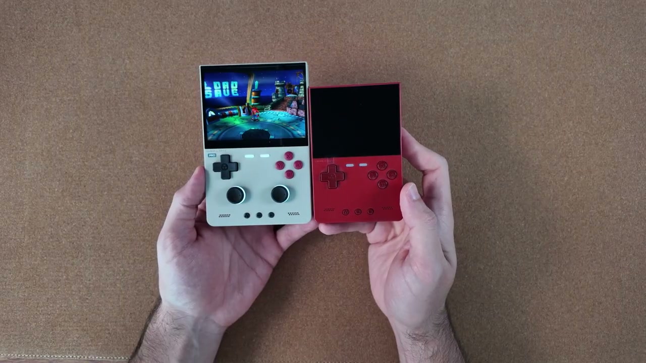 TrimUI Brick Pro im Größenvergleich neben dem kleineren TrimUI Brick