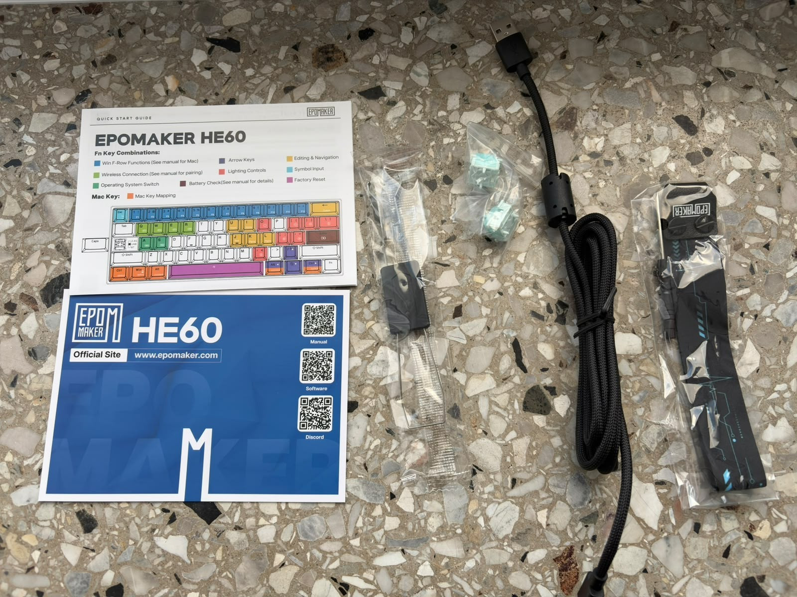 Lieferumfang der Epomaker HE60: Kabel, Ersatz-Switches, Abzieher, Trageschlaufe und Anleitung