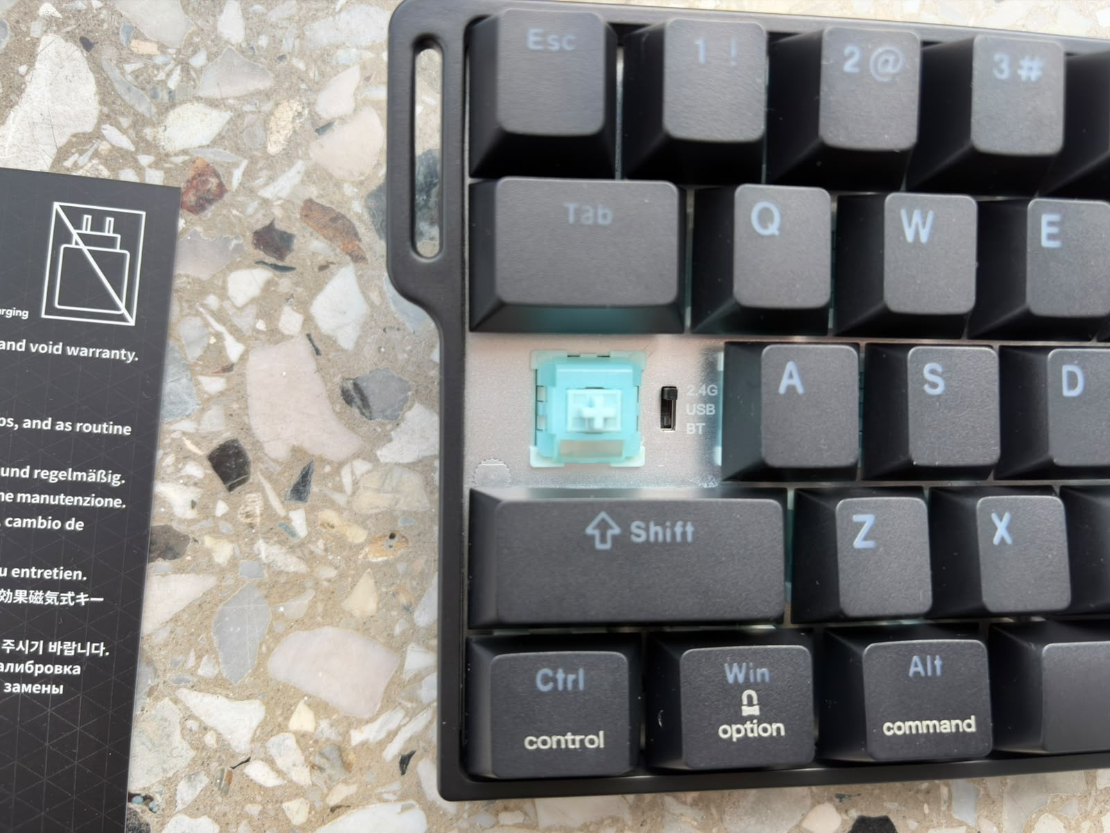 Modus-Schalter für 2,4 GHz, USB und Bluetooth unter der Caps-Lock-Taste der Epomaker HE60