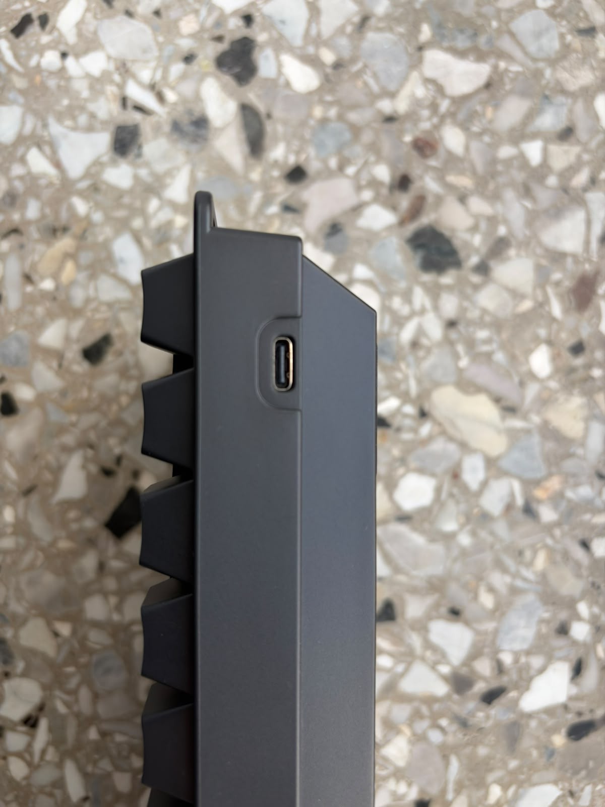 USB-C-Anschluss an der Seite der Epomaker HE60