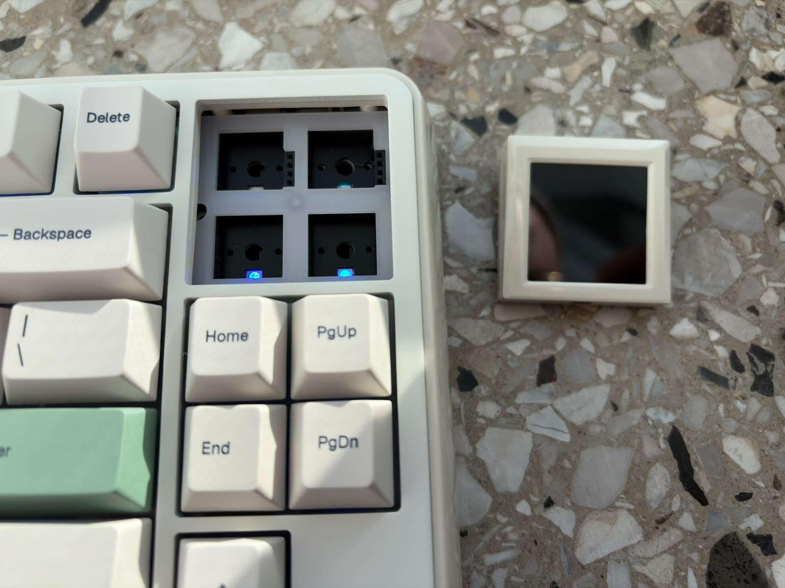 Abgenommenes Display der Epomaker RT75 mit vier Sockeln für Zusatztasten