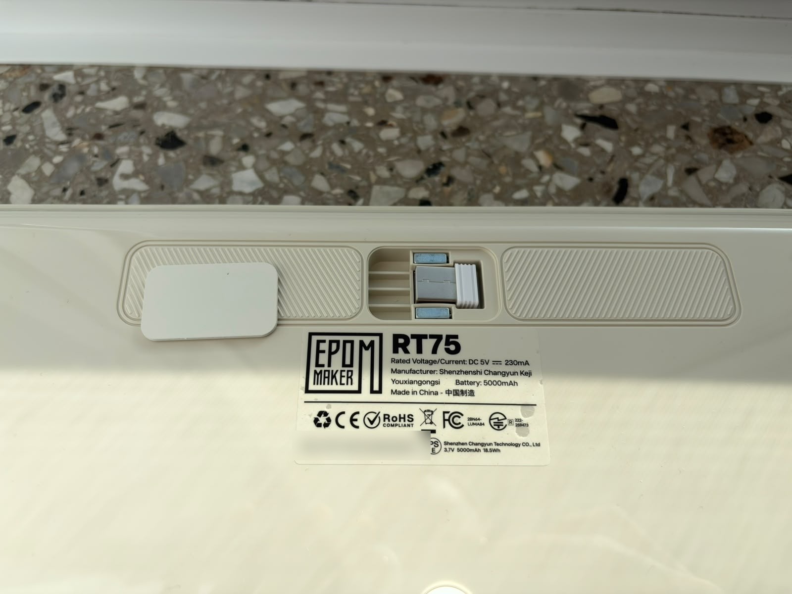 Fach für den 2,4-GHz-Dongle auf der Unterseite der Epomaker RT75