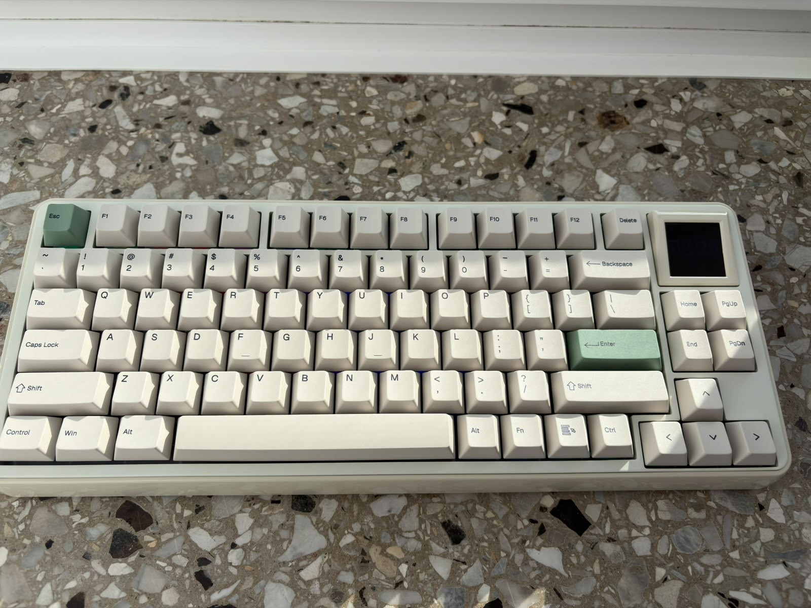 Epomaker RT75 in Retro White mit Display