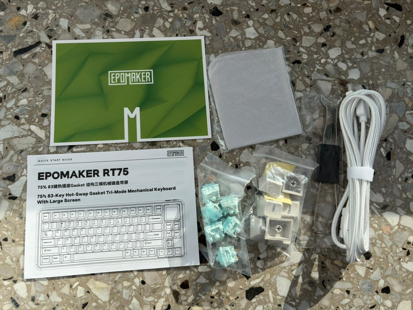 Lieferumfang der Epomaker RT75: Kabel, Ersatz-Switches, Tastenkappen, Abzieher, Tuch und Anleitung