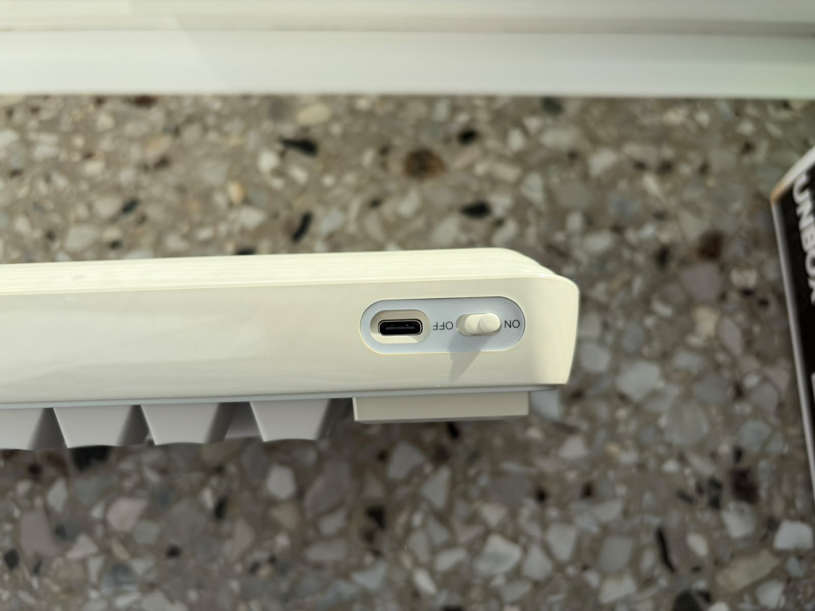 USB-C-Anschluss und Ein/Aus-Schalter an der Seite der Epomaker RT75