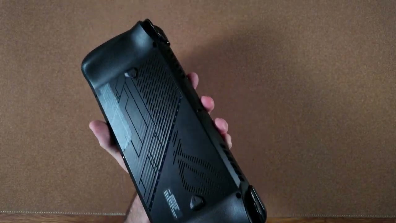 Rückseite des ASUS ROG Ally X mit Griffen